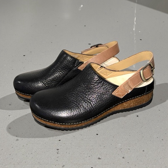 Dansko Shoes - Dansko NWOT Merrin Black Waxy Milled Pebbled Leather Y2K Clogs Size 8.5